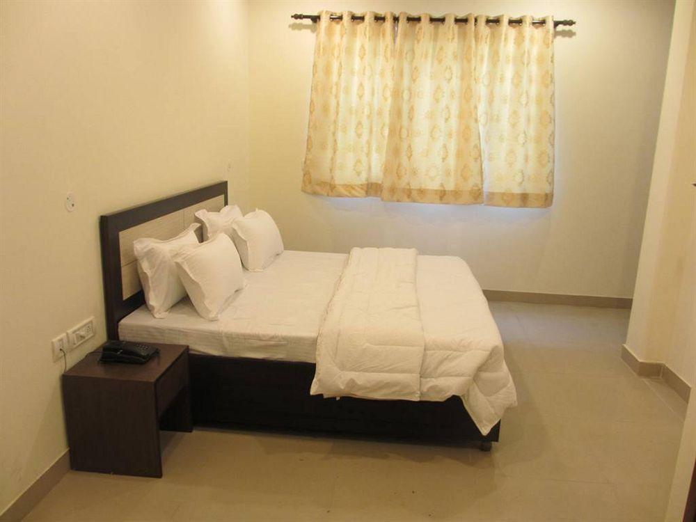 Hotel Chanakya Inn Ню Делхи Екстериор снимка