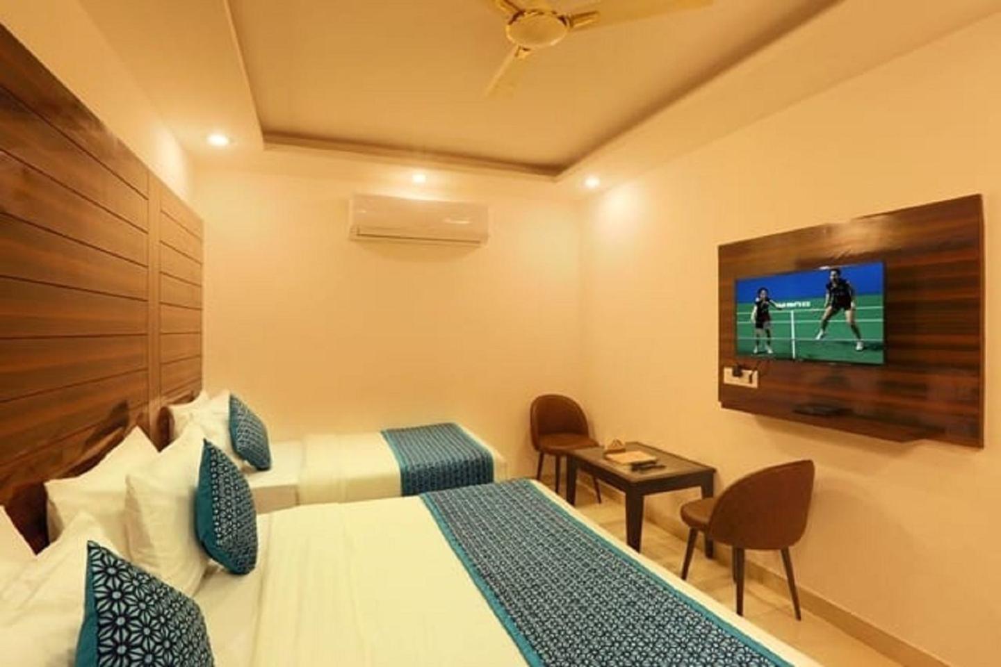 Hotel Chanakya Inn Ню Делхи Екстериор снимка
