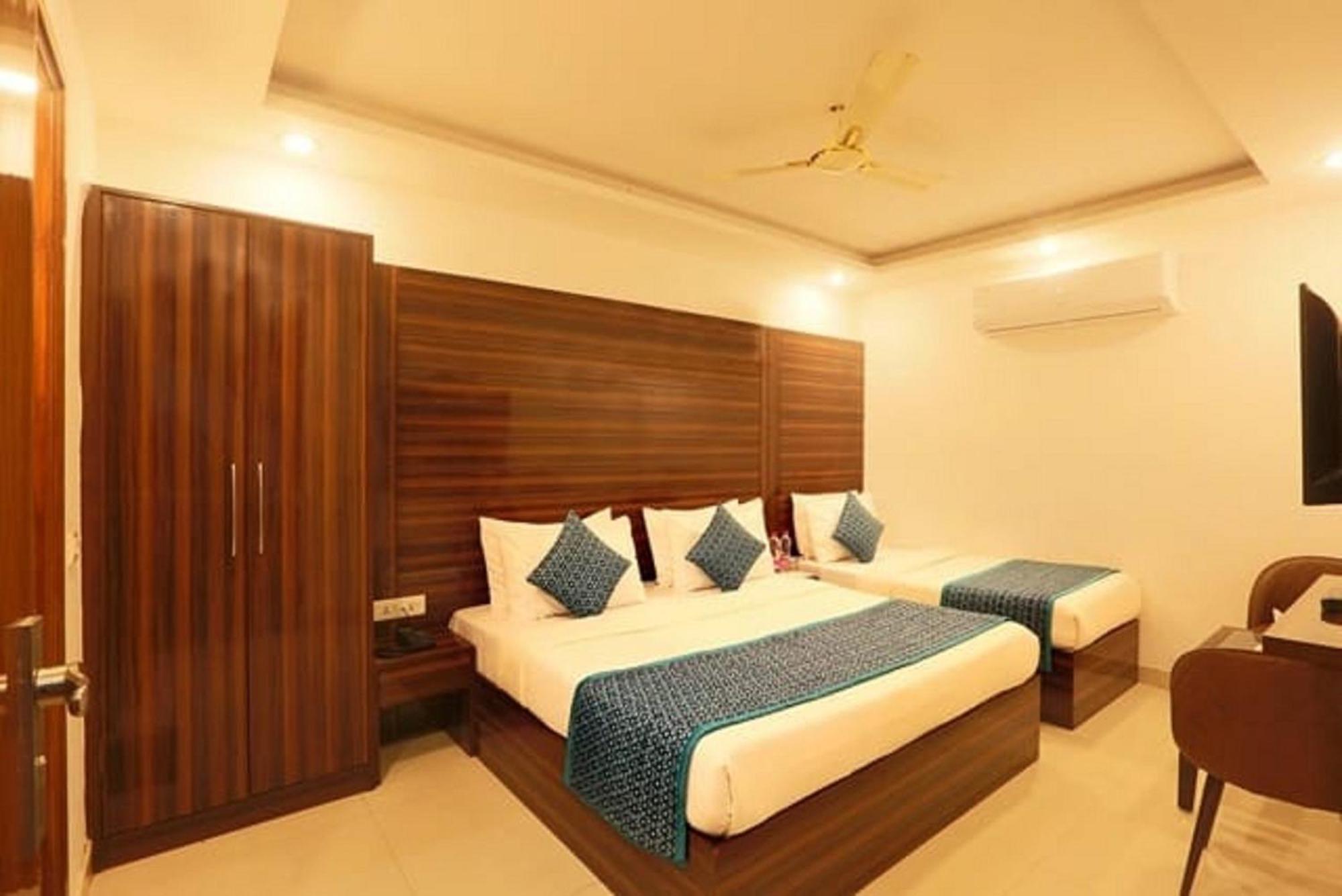 Hotel Chanakya Inn Ню Делхи Екстериор снимка
