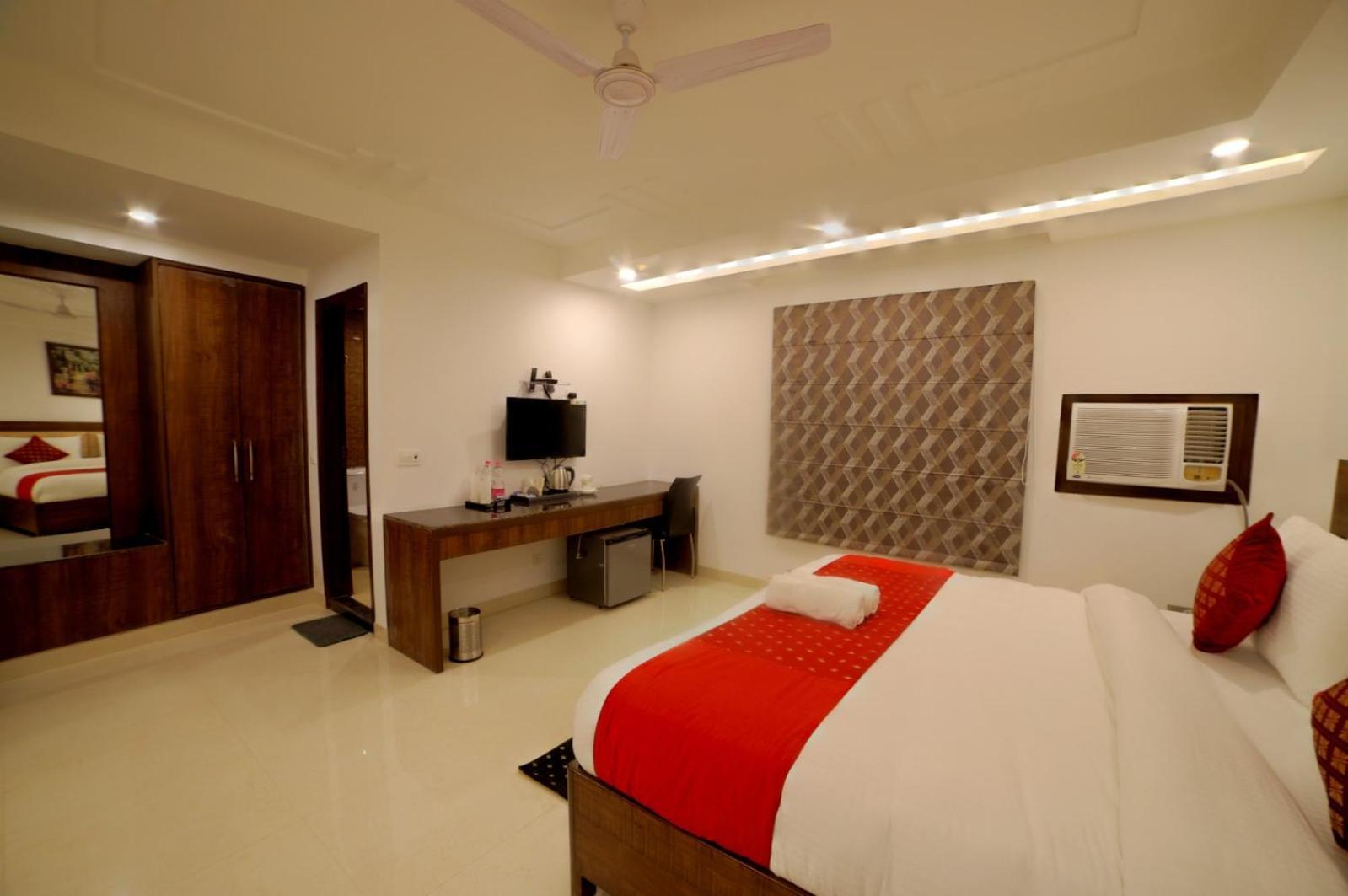 Hotel Chanakya Inn Ню Делхи Екстериор снимка