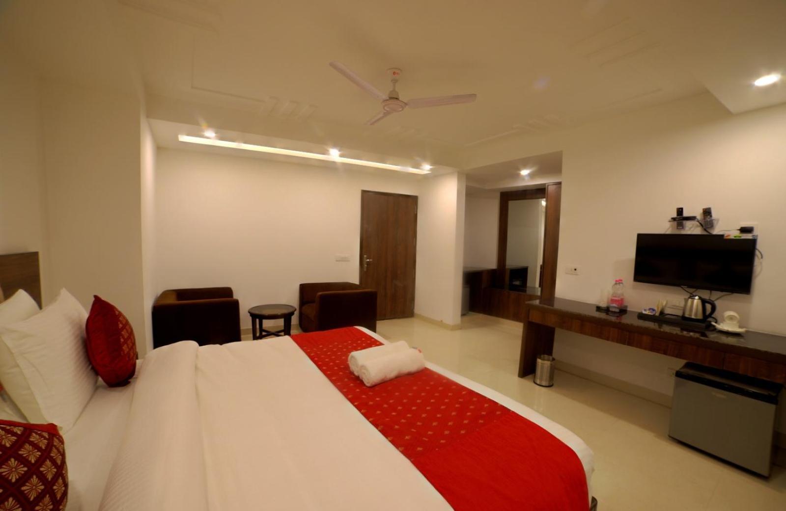 Hotel Chanakya Inn Ню Делхи Екстериор снимка