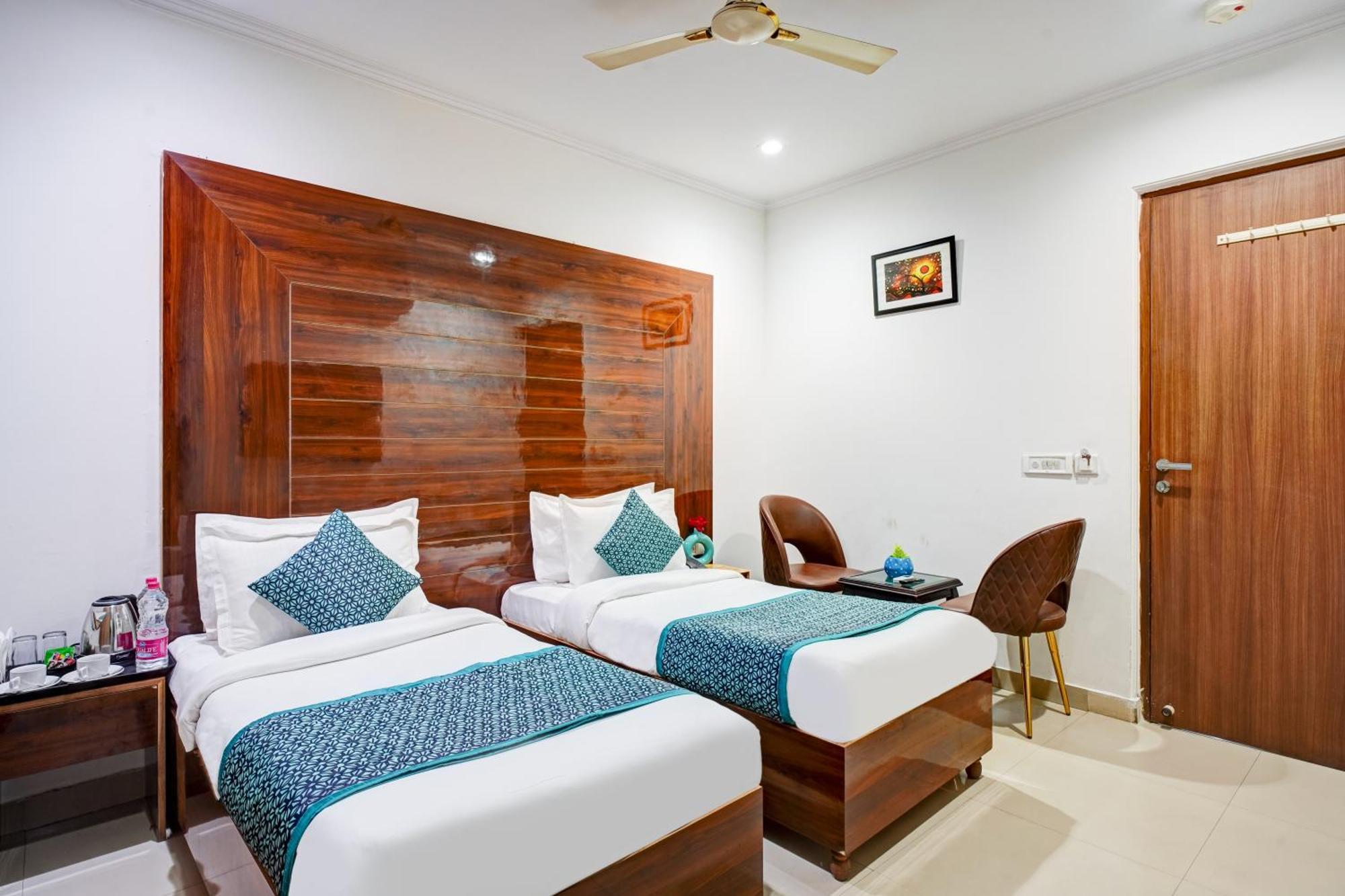 Hotel Chanakya Inn Ню Делхи Екстериор снимка