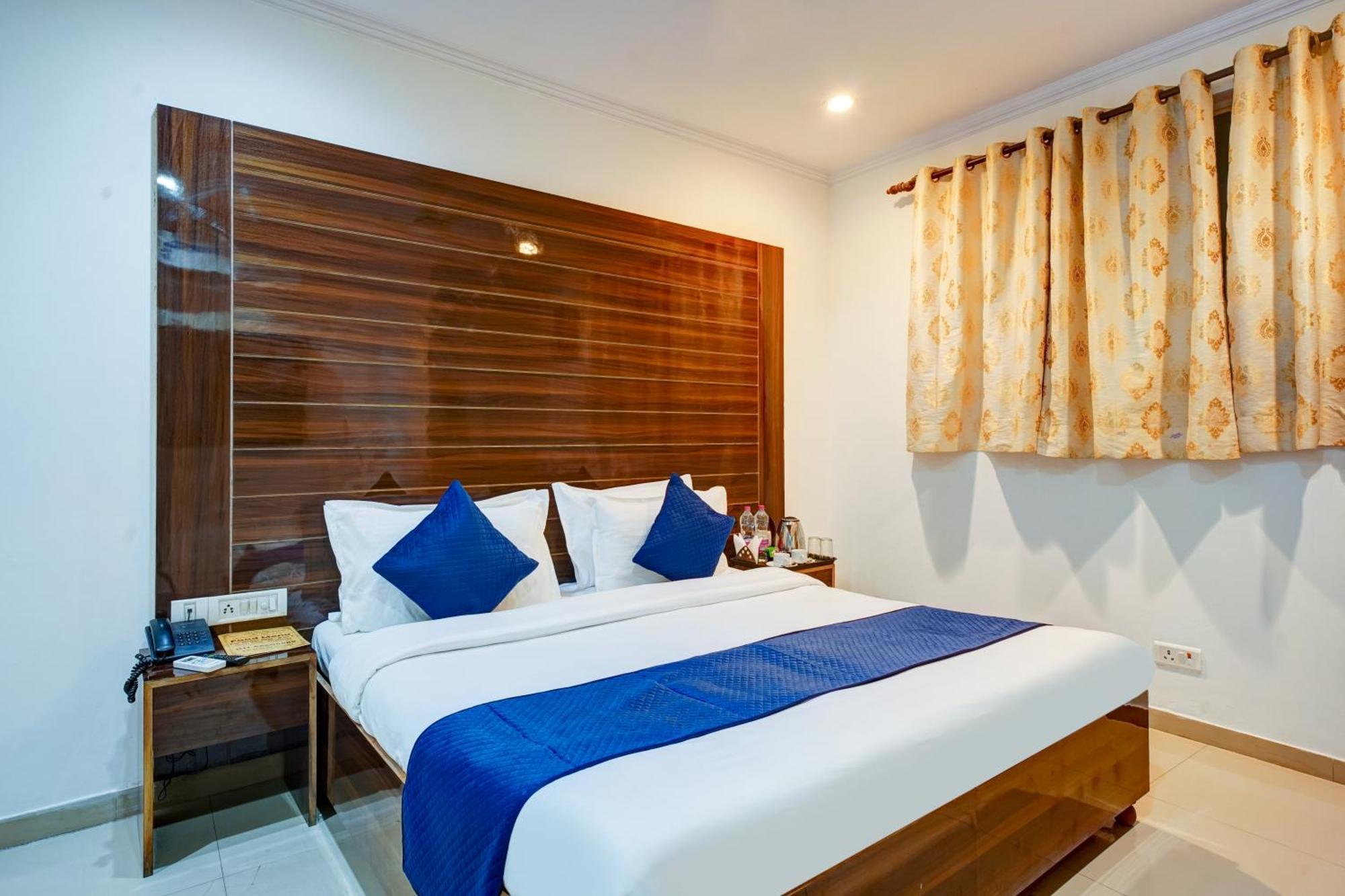 Hotel Chanakya Inn Ню Делхи Екстериор снимка