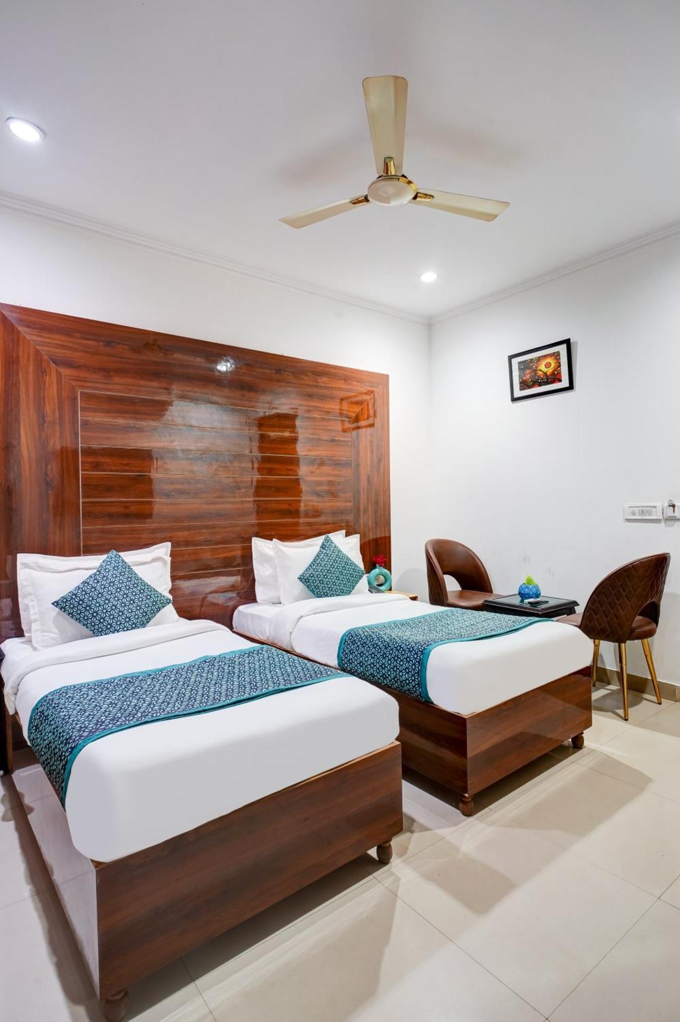 Hotel Chanakya Inn Ню Делхи Екстериор снимка
