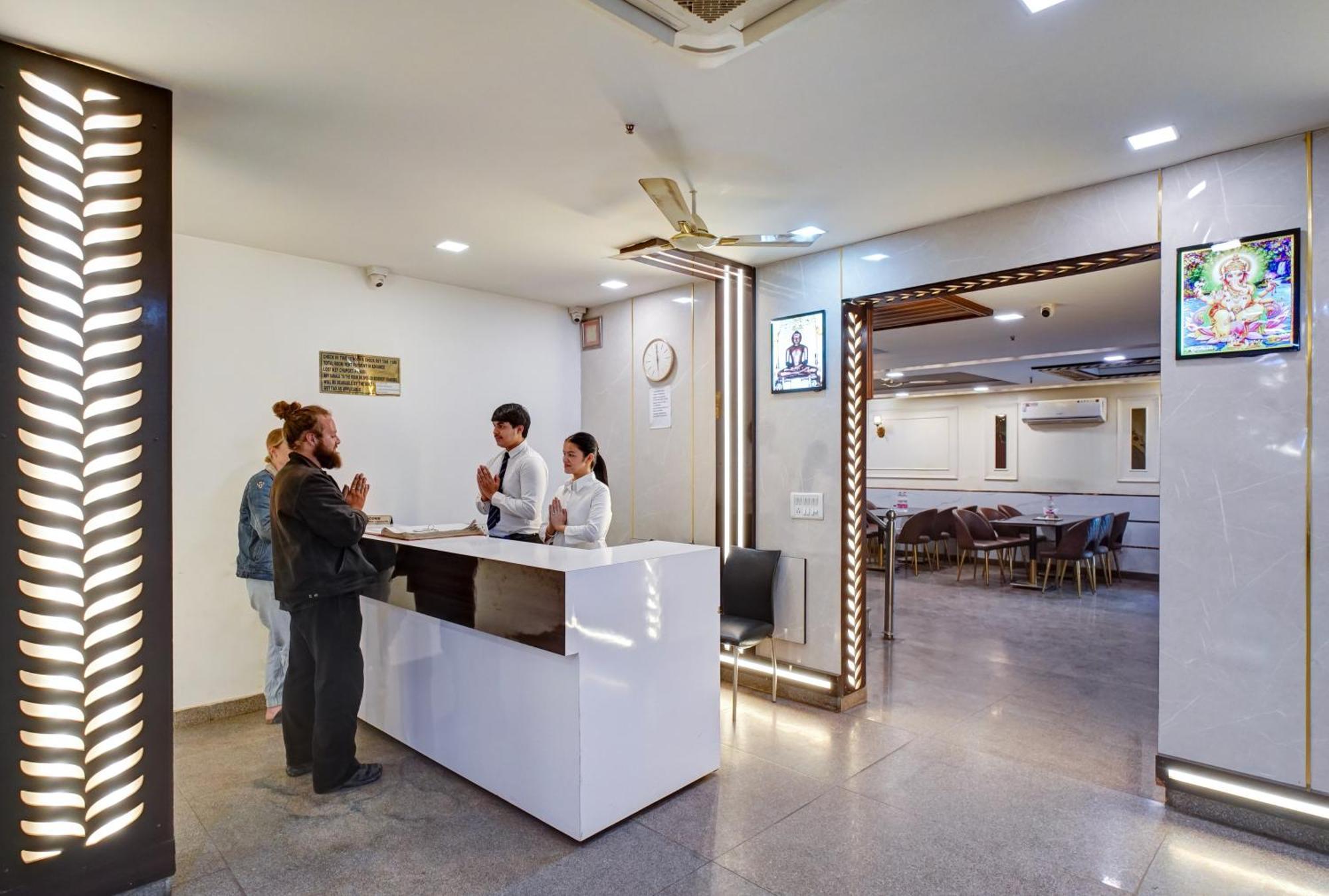 Hotel Chanakya Inn Ню Делхи Екстериор снимка