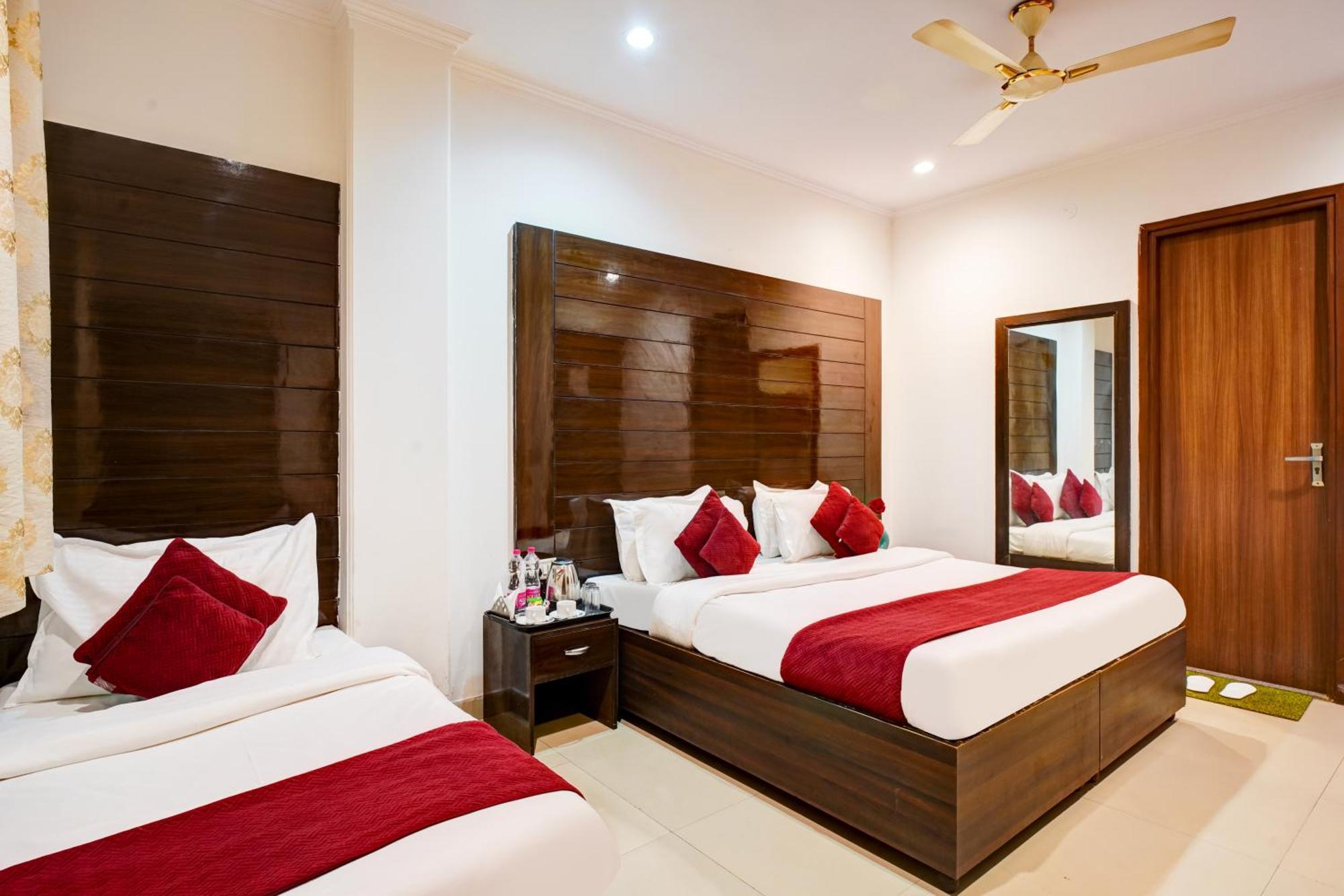 Hotel Chanakya Inn Ню Делхи Екстериор снимка
