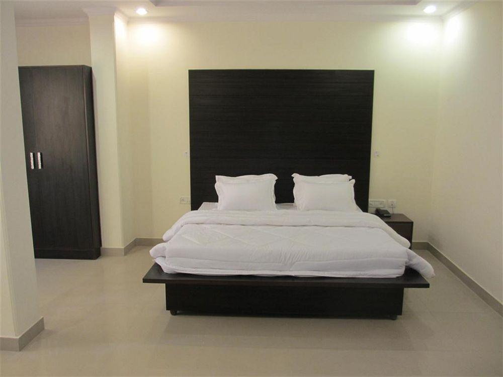 Hotel Chanakya Inn Ню Делхи Екстериор снимка