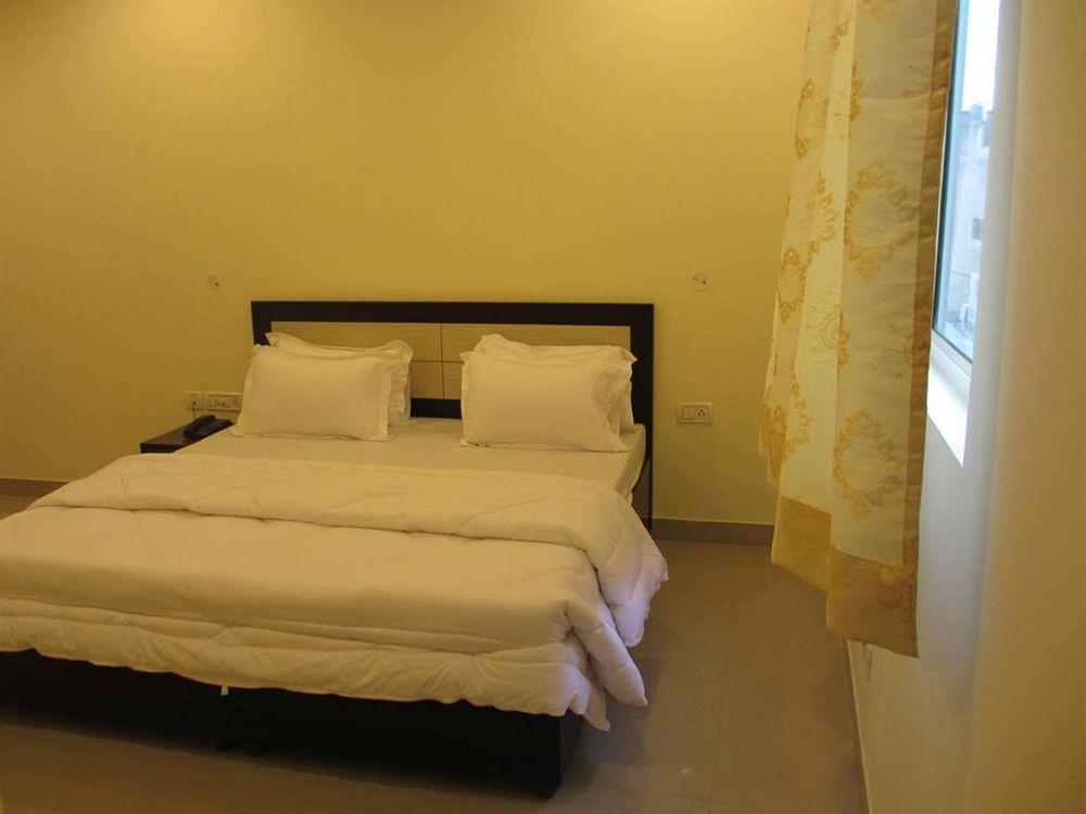 Hotel Chanakya Inn Ню Делхи Екстериор снимка