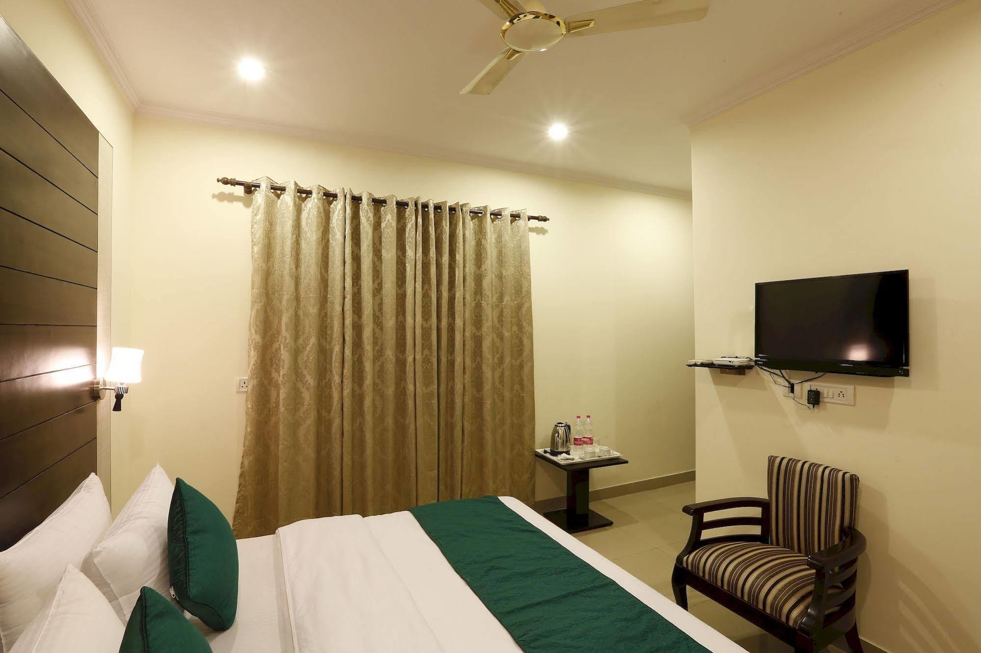 Hotel Chanakya Inn Ню Делхи Екстериор снимка