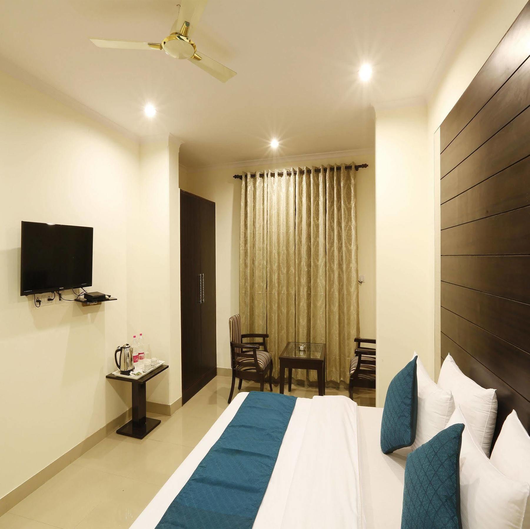 Hotel Chanakya Inn Ню Делхи Екстериор снимка