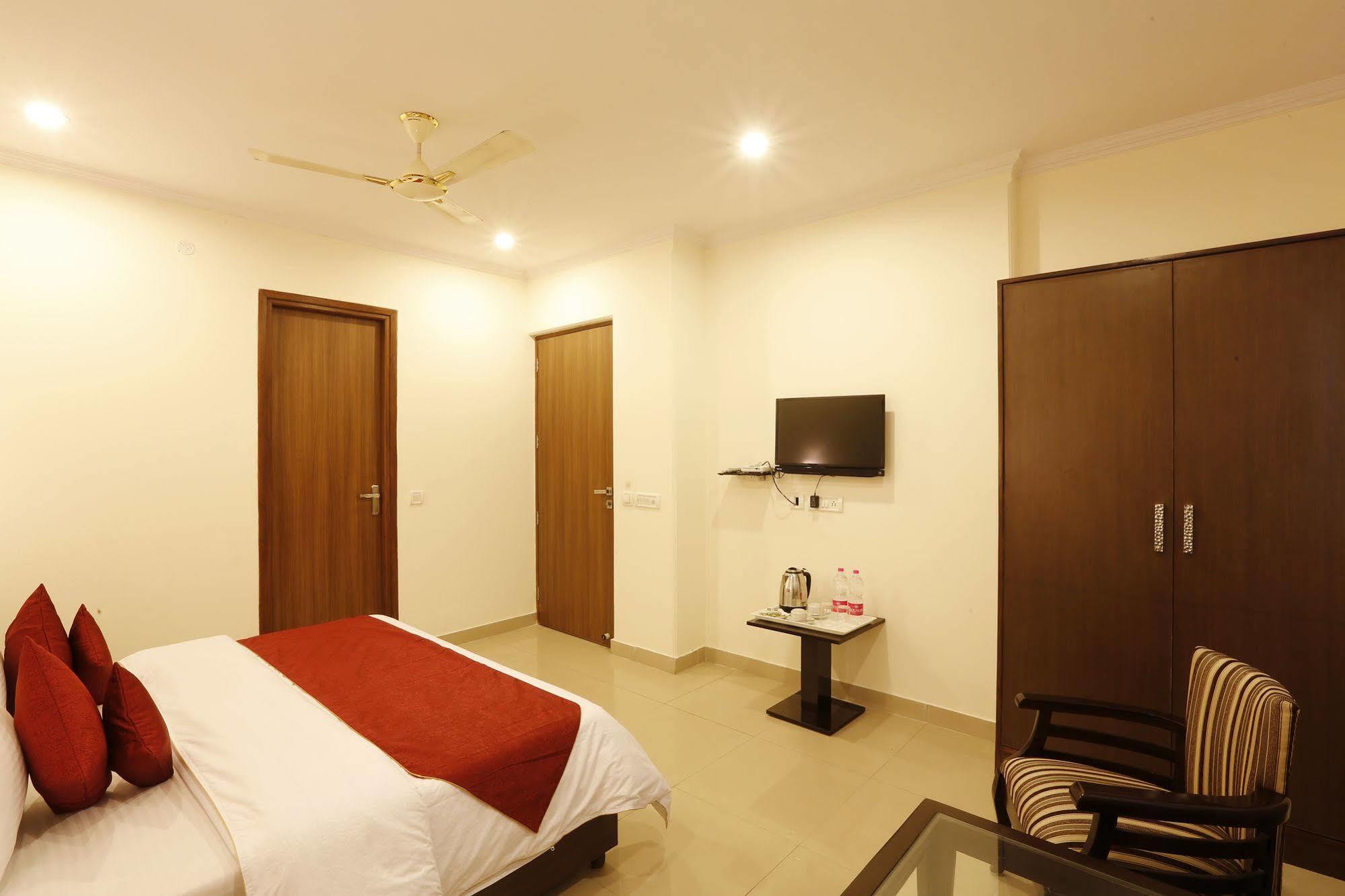 Hotel Chanakya Inn Ню Делхи Екстериор снимка