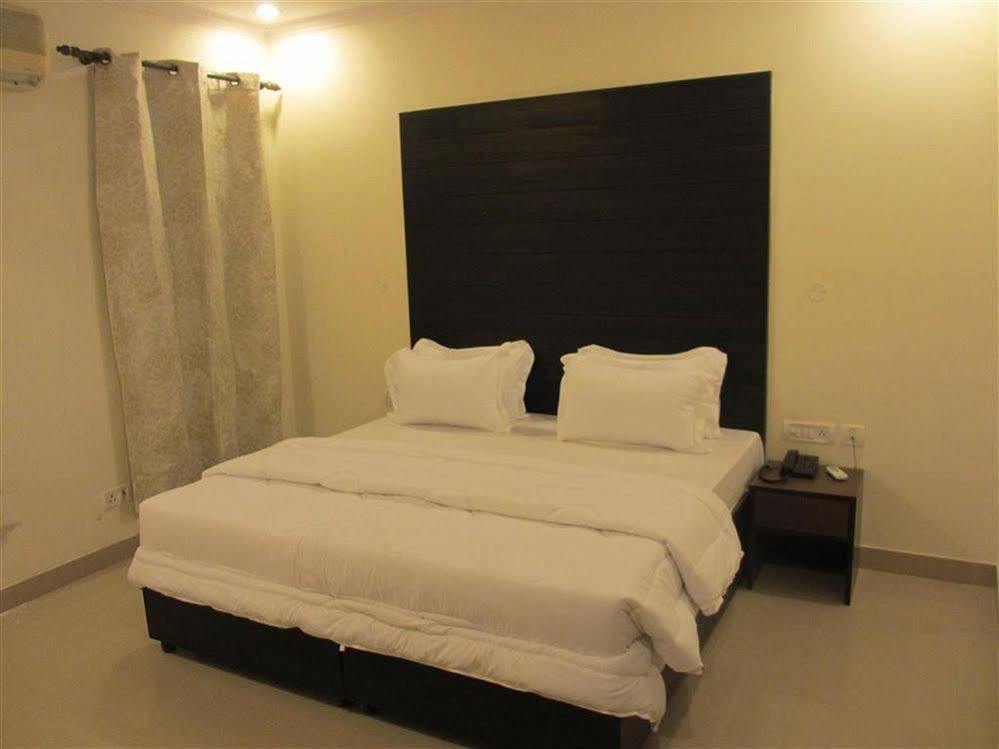 Hotel Chanakya Inn Ню Делхи Екстериор снимка